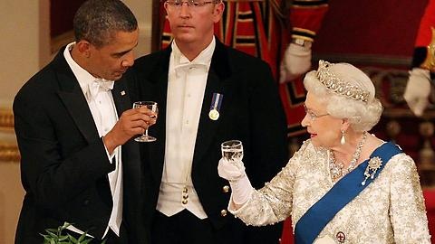 أوباما سيتناول الطعام مع الملكة اليزابيث غداة بلوغها التسعين .. وسينصح بريطانيا بأن تبقى في الاتحاد الأوروبي