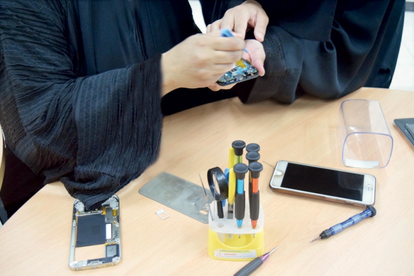 40 سعودية تضبطن صيانة هواتفهن النقالة بأيديهن .. وداعا لسوق «المرسلات»