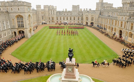 أكبر ملكة في العالم تحتفل بعيد ميلادها