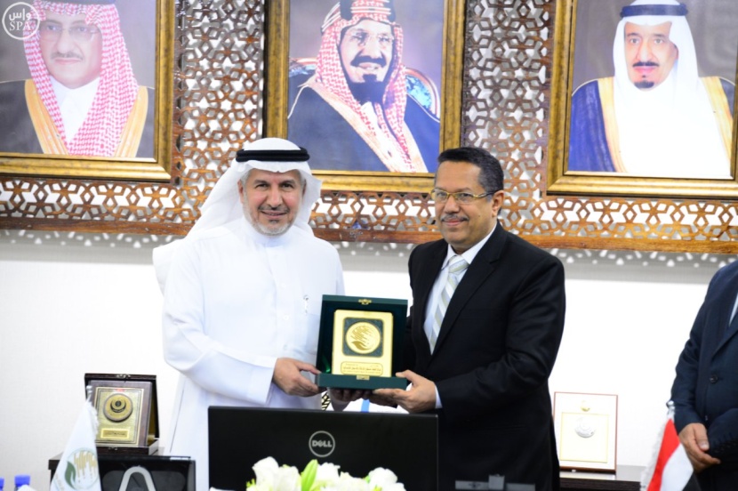 رئيس الوزراء اليمني يشكر خادم الحرمين الشريفين على وقوفه مع اليمن في أزمته ويثمن دور مركز الملك سلمان الإغاثي في بلاده
