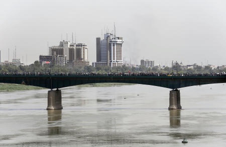 تشكيلة العبادي الوزارية تُواجه بقوارير المياه