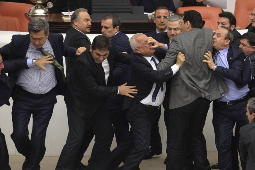 مشاجرات في البرلمان التركي تعطل تشريعا بشأن اتفاق المهاجرين