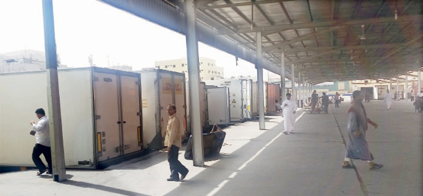 ارتباك سوق الخضار المركزي في جدة جراء منع بائعي التجزئة الوافدين من الشراء