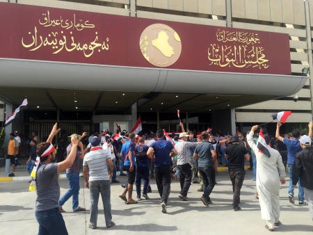 آلاف المتظاهرين يقتحمون المنطقة الخضراء في بغداد