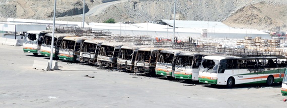 انقطاع المياه والكهرباء ووجبات الطعام وراء حرق حافلات شركة المقاولات في مكة المكرمة