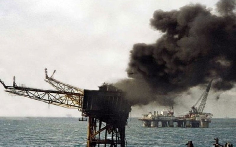 متمردون يفجرون منصة نفطية لمجموعة "شيفرون" في نيجيريا