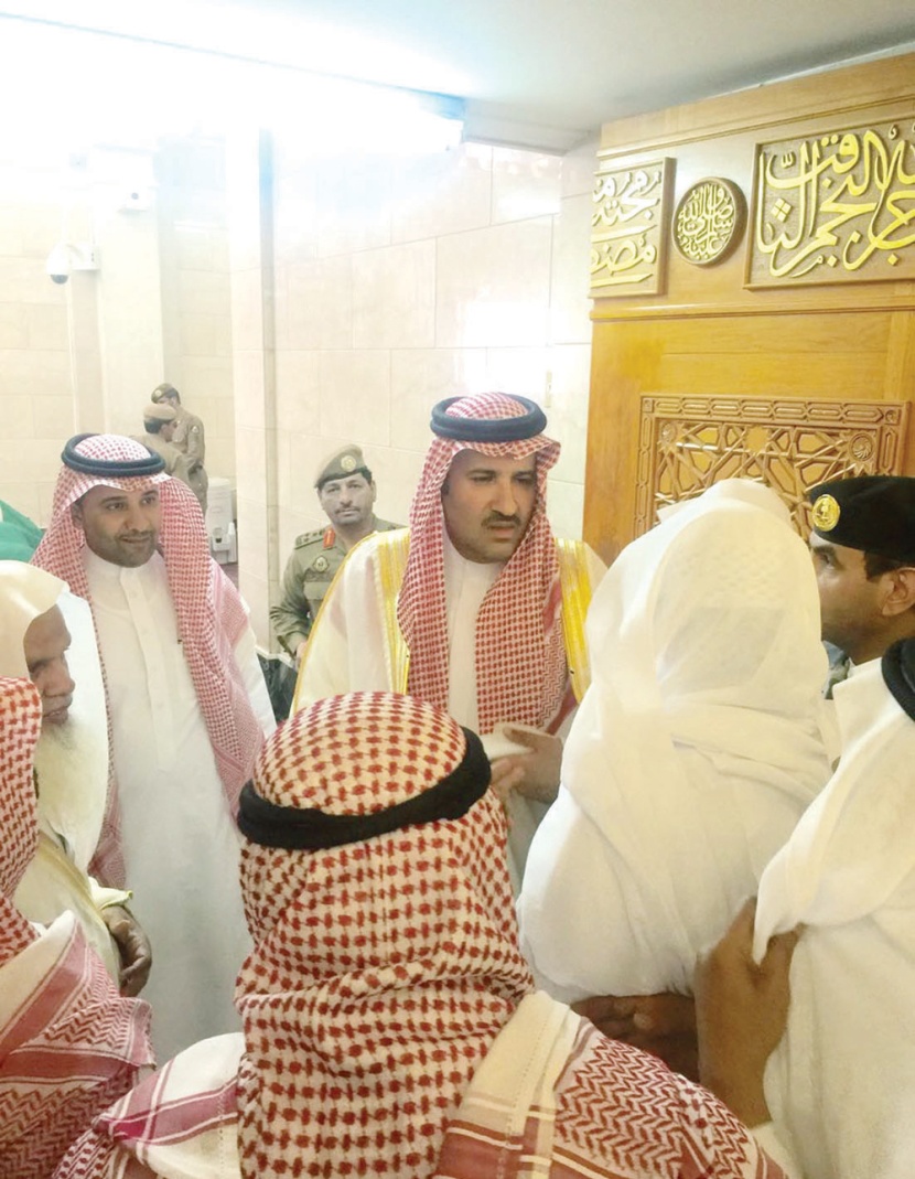 أمير المدينة المنورة يؤدي صلاة الميت على الشهيد الشريف