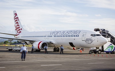 إصابة 12 شخصا إثر تعرض طائرة لمطبات هوائية فوق إندونيسيا