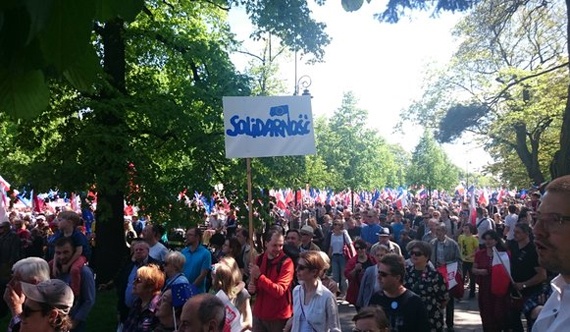 ربع مليون شخص يتظاهرون ضد حكومة بولندا في شوارع وارسو