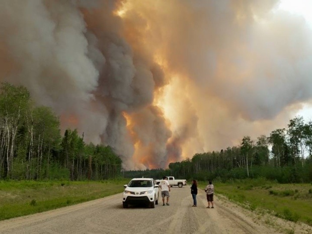 مخاوف كندية من وصول حريق الغابات في ألبرتا إلى ضعف حجمه