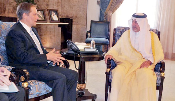 الفيصل يبحث مع قنصلي قطر والولايات المتحدة الموضوعات ذات الاهتمام المشترك