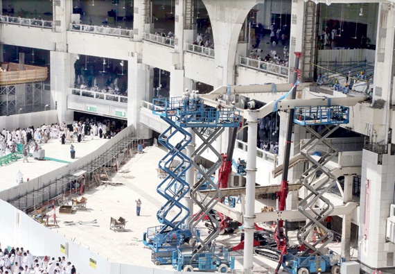 77 مهندسا سعوديا يفككون أكثر من 10 آلاف قطعة من «المطاف المؤقت»