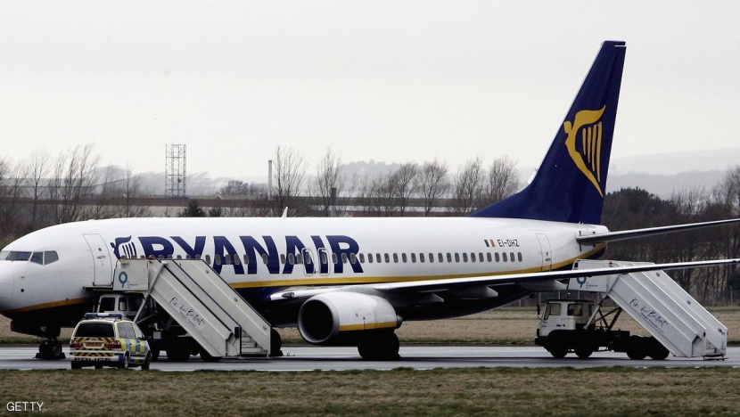 كلمة "قنبلة" تخلي طائرة من ركابها