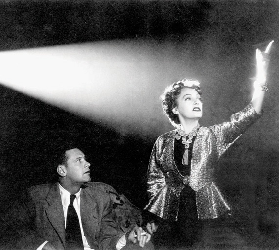 في نشوة الضوء .. نتجاهل العتمة ونربّي الفقد