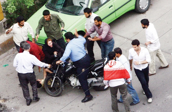 الإيرانيون متذمرون ويتحينون الفرصة للانقضاض على النظام