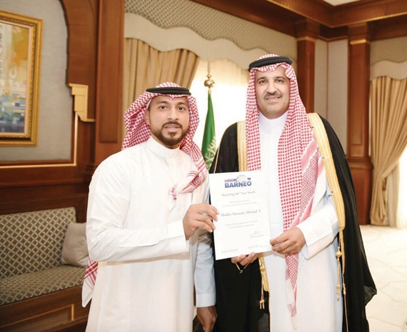 أمير المدينة المنورة يستقبل حسام شكري بعد عودته من رحلة الغوص في القطب الشمالي