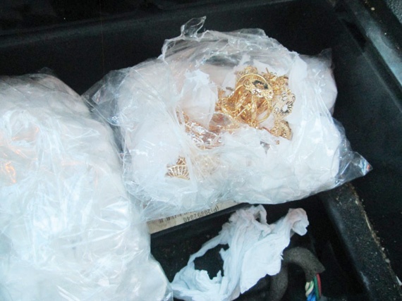 ضبط 1.8 مليون قطعة مغشوشة ومهربة  و 25 ألف زجاجة خمر عبر جسر الملك فهد