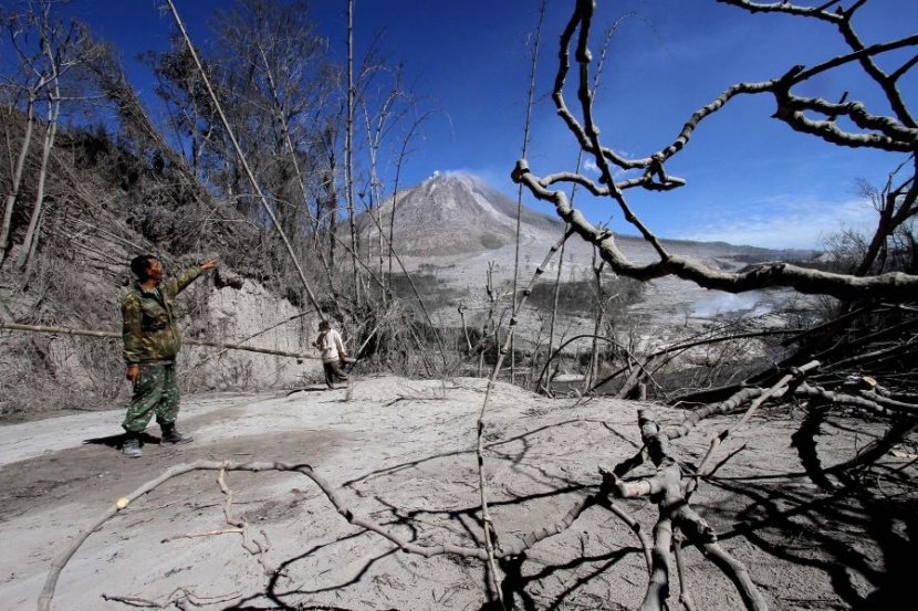 رماد حارق يطمر قرى إندونيسية بعد ثوران بركان