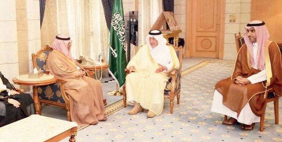 أمير مكة المكرمة يطلع على نموذج الحواجز الذكية للحشود