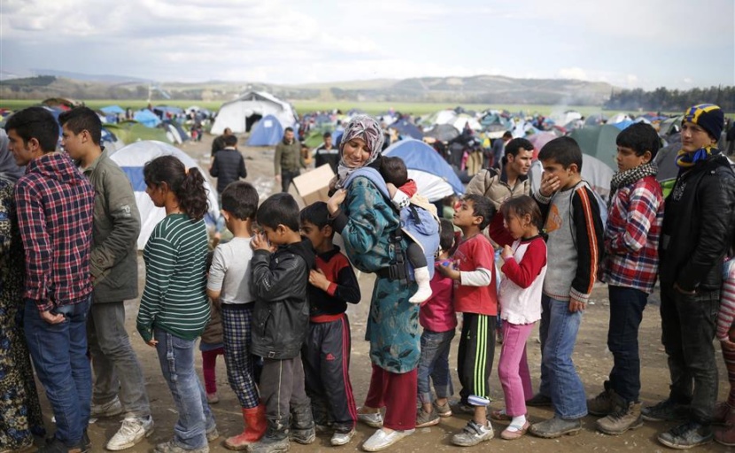 اليونان تستأنف إخلاء مخيم للاجئين في إدوميني