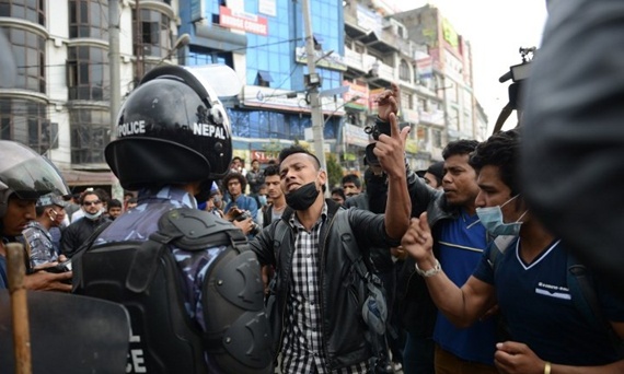 سائقو الحافلات في نيبال يضربون احتجاجا على زيادة الغرامات