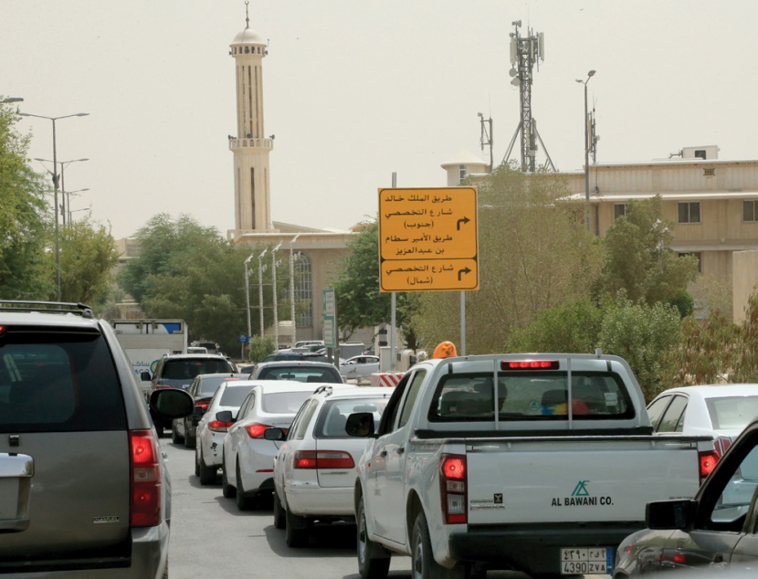 الرياض: تحويلات تسبب اختناقات وتكدس سيارات .. وسط اجتهادات عشوائية من «المرور»