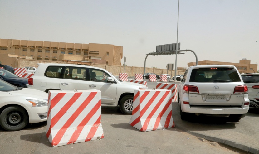 الرياض: تحويلات تسبب اختناقات وتكدس سيارات .. وسط اجتهادات عشوائية من «المرور»