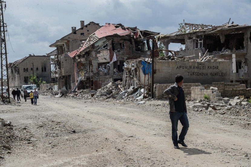 السكان يعودون إلى بلدة تركية مدمرة بعد رفع حظر التجول