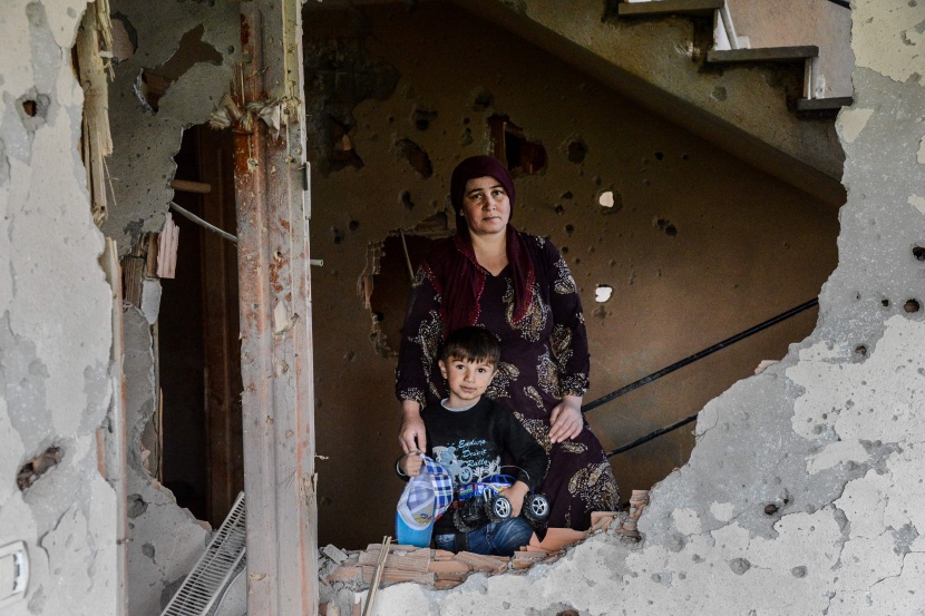 السكان يعودون إلى بلدة تركية مدمرة بعد رفع حظر التجول