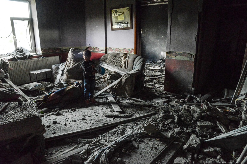 السكان يعودون إلى بلدة تركية مدمرة بعد رفع حظر التجول