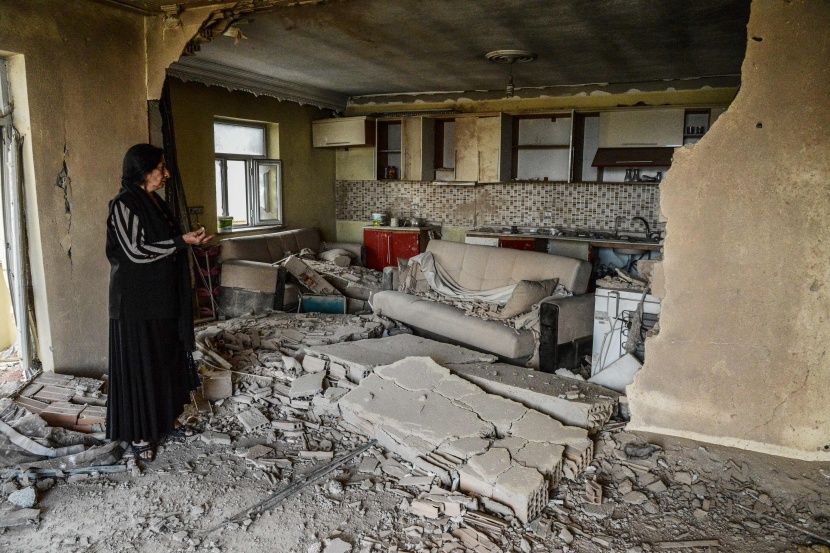 السكان يعودون إلى بلدة تركية مدمرة بعد رفع حظر التجول