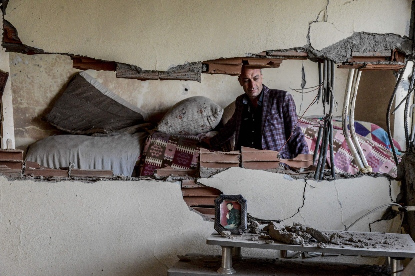 السكان يعودون إلى بلدة تركية مدمرة بعد رفع حظر التجول