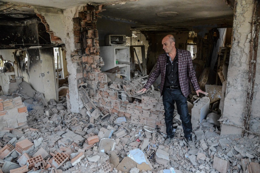 السكان يعودون إلى بلدة تركية مدمرة بعد رفع حظر التجول