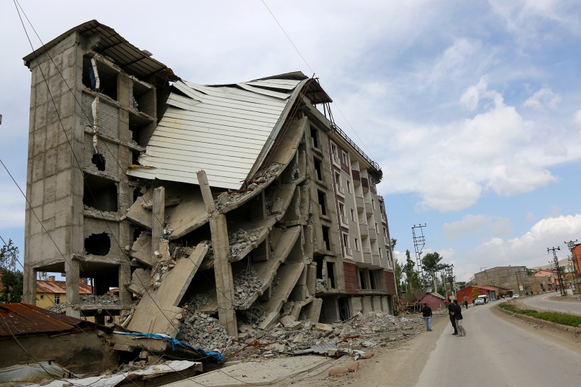 السكان يعودون إلى بلدة تركية مدمرة بعد رفع حظر التجول