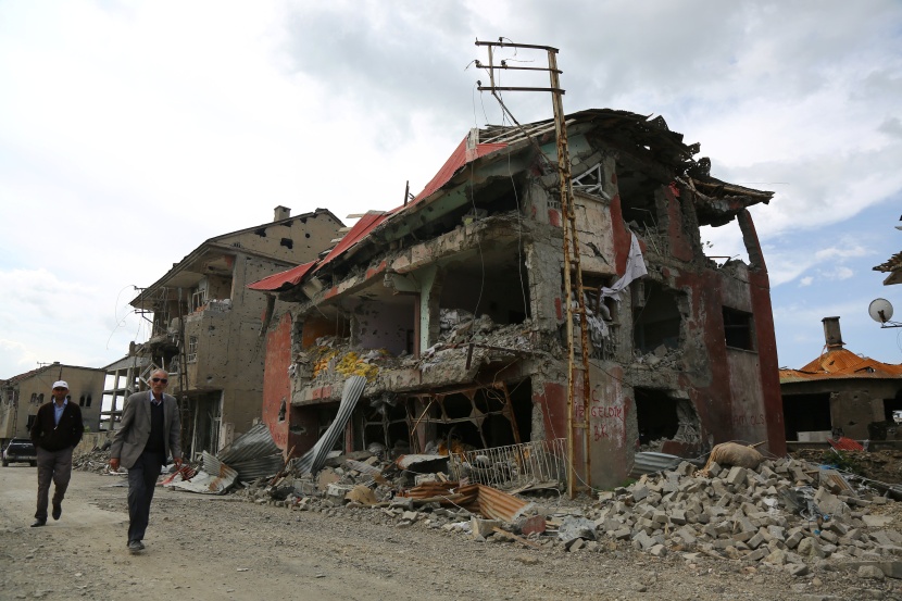 السكان يعودون إلى بلدة تركية مدمرة بعد رفع حظر التجول