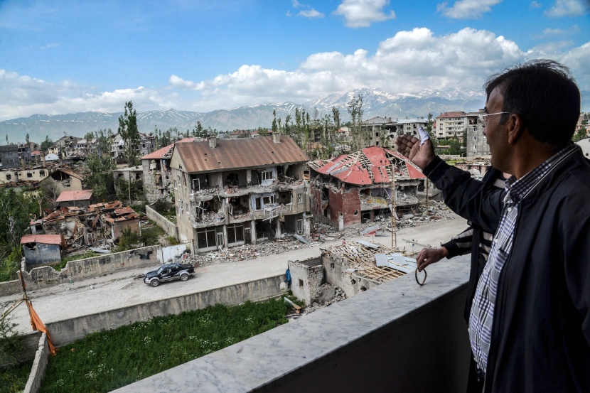 السكان يعودون إلى بلدة تركية مدمرة بعد رفع حظر التجول