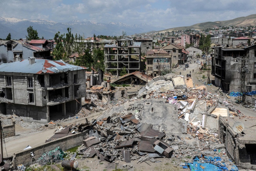 السكان يعودون إلى بلدة تركية مدمرة بعد رفع حظر التجول