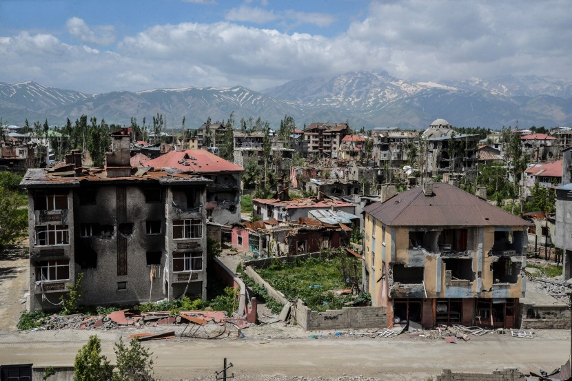 السكان يعودون إلى بلدة تركية مدمرة بعد رفع حظر التجول