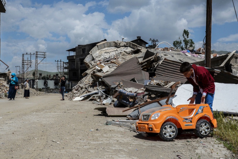 السكان يعودون إلى بلدة تركية مدمرة بعد رفع حظر التجول