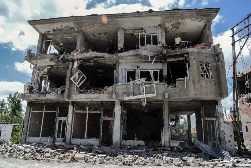 السكان يعودون إلى بلدة تركية مدمرة بعد رفع حظر التجول