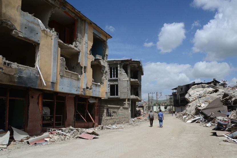 السكان يعودون إلى بلدة تركية مدمرة بعد رفع حظر التجول