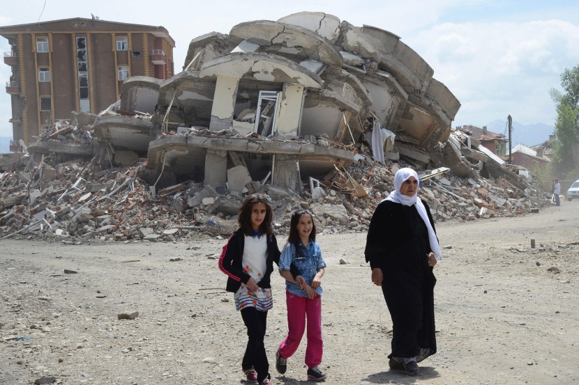 السكان يعودون إلى بلدة تركية مدمرة بعد رفع حظر التجول