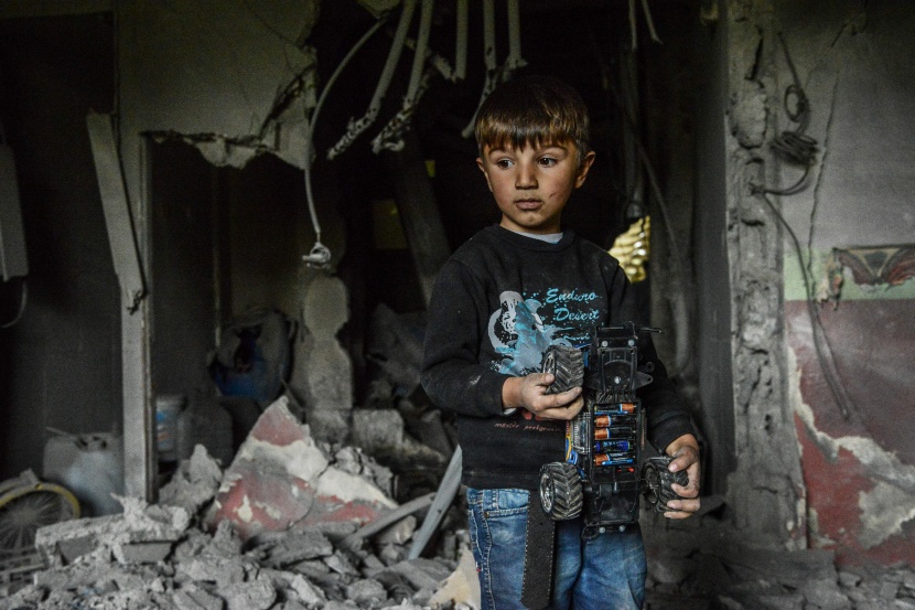 السكان يعودون إلى بلدة تركية مدمرة بعد رفع حظر التجول