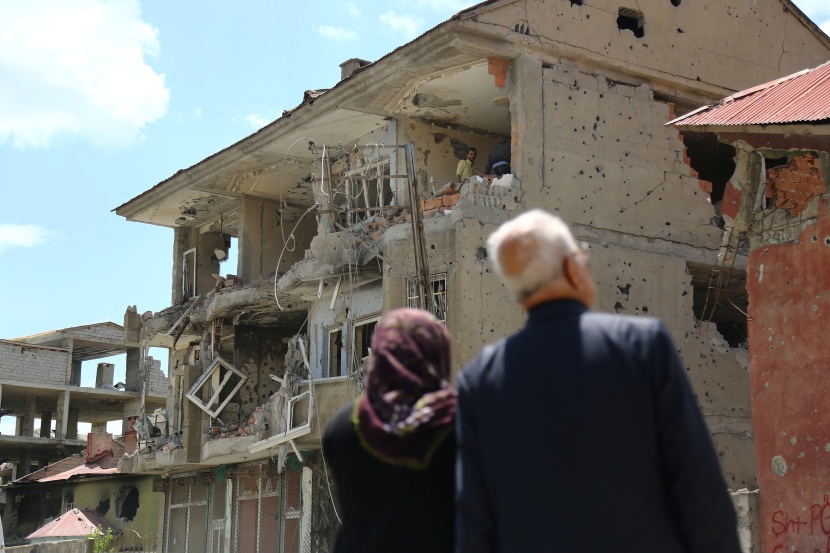 السكان يعودون إلى بلدة تركية مدمرة بعد رفع حظر التجول