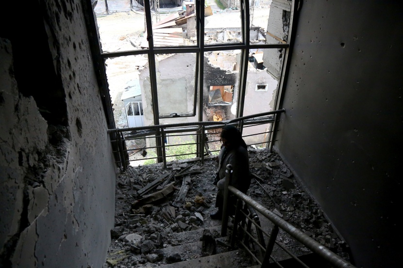 السكان يعودون إلى بلدة تركية مدمرة بعد رفع حظر التجول