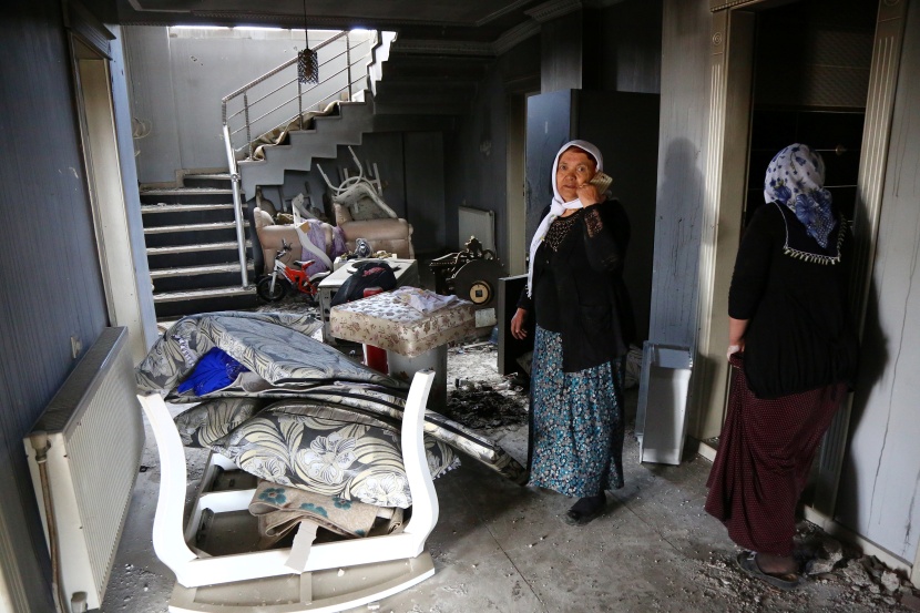 السكان يعودون إلى بلدة تركية مدمرة بعد رفع حظر التجول