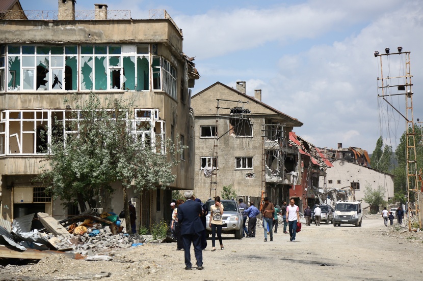 السكان يعودون إلى بلدة تركية مدمرة بعد رفع حظر التجول