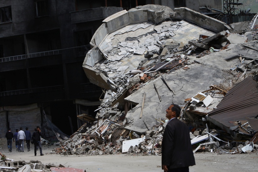 السكان يعودون إلى بلدة تركية مدمرة بعد رفع حظر التجول