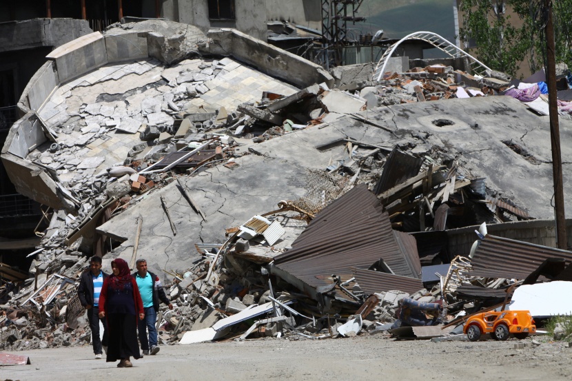 السكان يعودون إلى بلدة تركية مدمرة بعد رفع حظر التجول