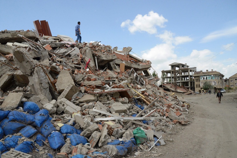 السكان يعودون إلى بلدة تركية مدمرة بعد رفع حظر التجول